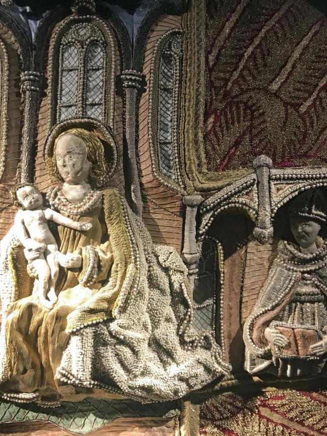 Figure 7, la Vierge à l’Enfant et Saint, détail d’une chasuble de la Basilique d’Esztergom.
