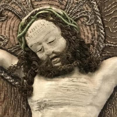 Figure 1 : Détail du Christ en croix de la chasuble du Musée Diocésain de Vienne