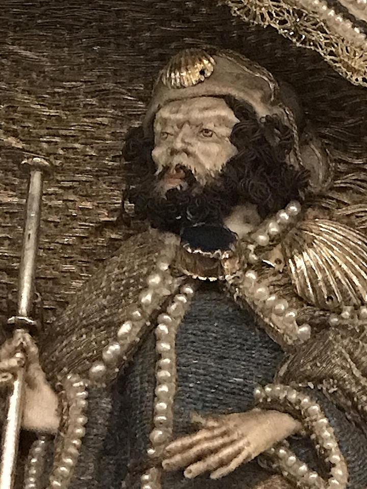 Figure 9, Saint Jacques, détail du chaperon du Musée Diocésain de Vienne.